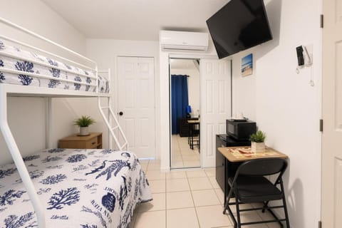 Bed, TV and multimedia, Photo of the whole room, Bedroom, bunk bed, minibar, air conditioner