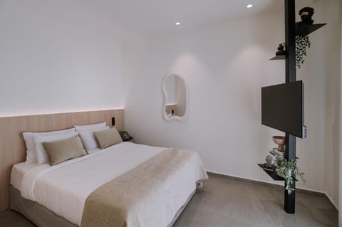 Bed, TV and multimedia, Bedroom