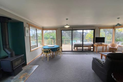 Fully fenced, wrap around decks, water on 3 sides House in South Bruny