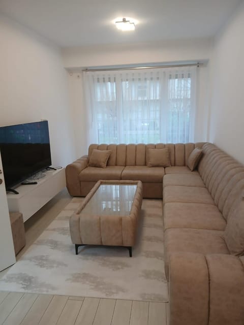 TV and multimedia, Living room, Seating area, Evening entertainment