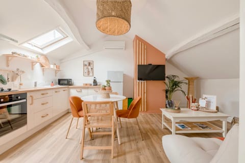Coffee/tea facilities, Kitchen or kitchenette, Living room, Seating area, Dining area, oven, pet friendly, stove, toaster