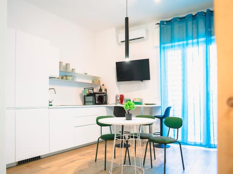TV and multimedia, Coffee/tea facilities, Kitchen or kitchenette, Living room, Seating area, Dining area, oven