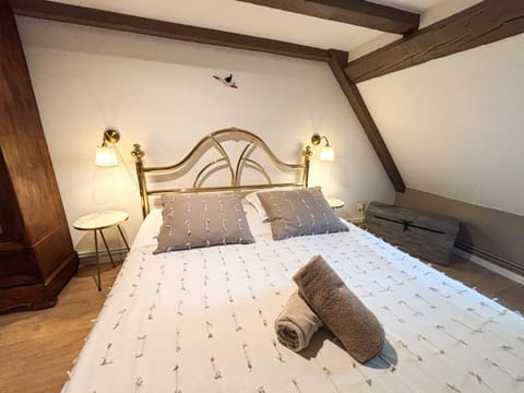 Bed, Bedroom, towels
