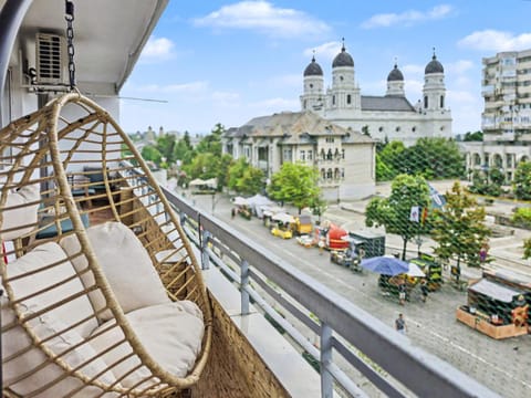Nearby landmark, Day, Neighbourhood, Balcony/Terrace, City view, Landmark view, Street view, Location