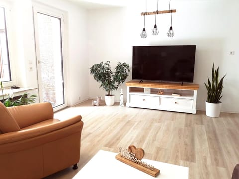 TV and multimedia, Living room, Seating area, Garden view, heating, internet