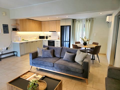 Kitchen or kitchenette, Living room, Seating area, Dining area, stove