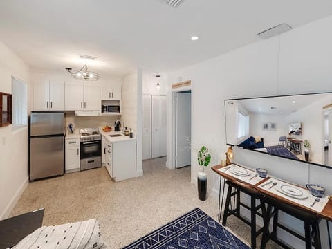 Kitchen or kitchenette, Dining area, oven, stove, toaster