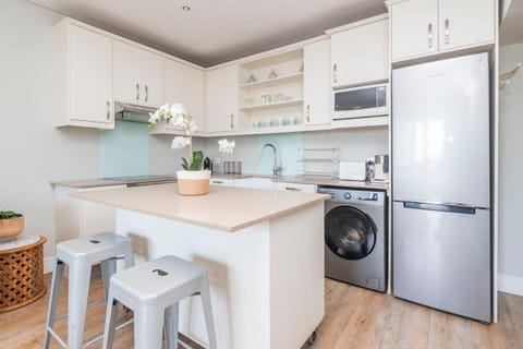 Coastal City Vibes - Stylish 2-Bedroom Apartment in Sea Point
