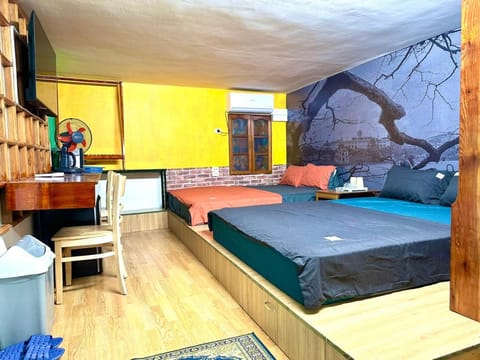 Bed, Living room, Photo of the whole room, Seating area, Bedroom, towels