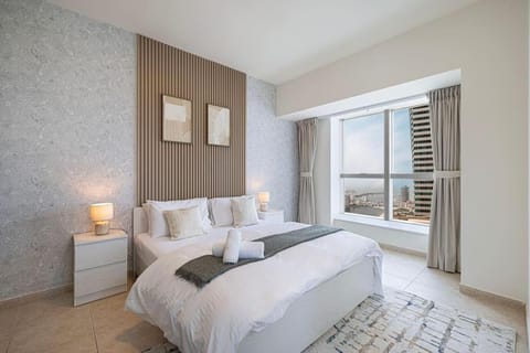 Lux 2BR with Sea Views in Marina Apartment in Dubai