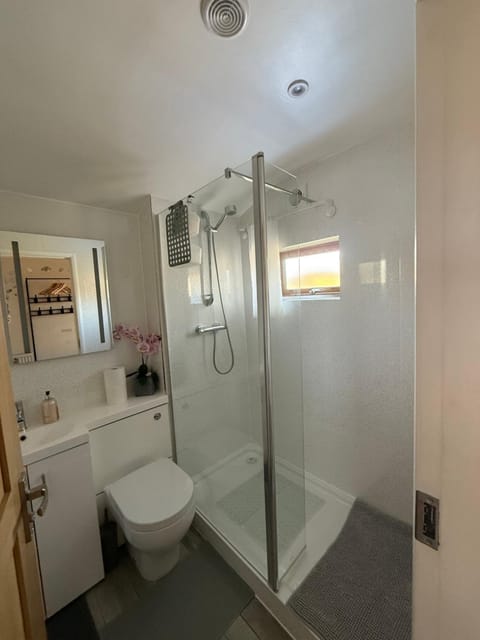 16 BENTLEY ROAD - Uttoxeter, ENTIRE HOLIDAY HOME, COSY ACCOMMODATION launched deform remainder Bed and Breakfast in East Staffordshire District