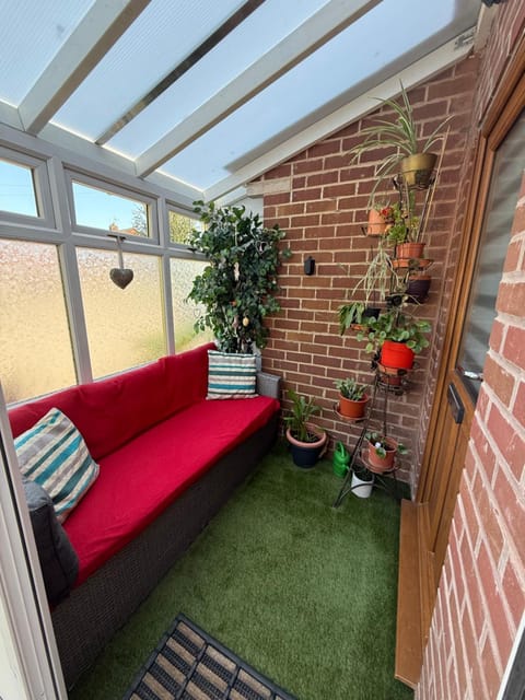 16 BENTLEY ROAD - Uttoxeter, ENTIRE HOLIDAY HOME, COSY ACCOMMODATION launched deform remainder Bed and Breakfast in East Staffordshire District