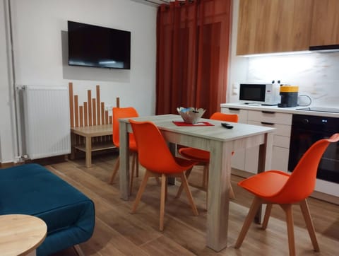 TV and multimedia, Seating area, Dining area