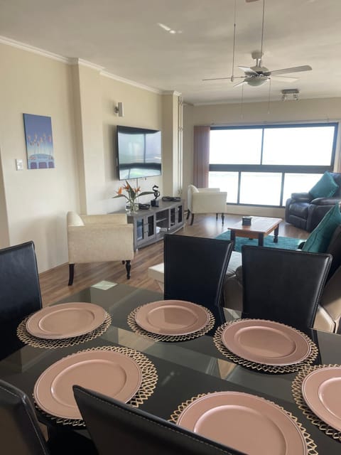 TV and multimedia, Living room, Seating area, Dining area