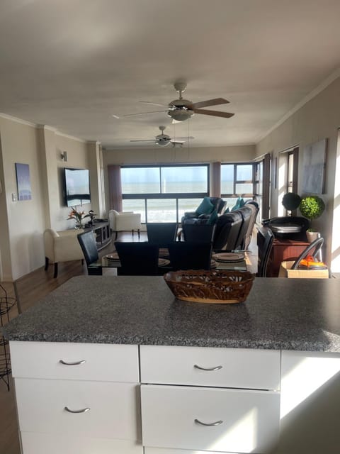 Kitchen or kitchenette, Living room, Seating area, Dining area