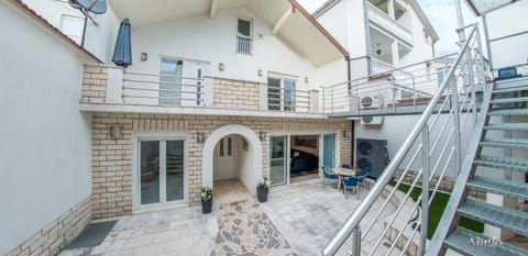Property building, Patio, Balcony/Terrace