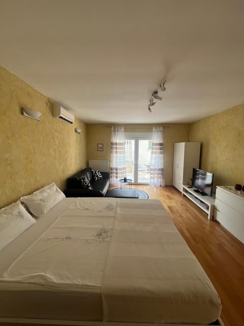 Bed, TV and multimedia, Living room, Seating area, Bedroom, air conditioner