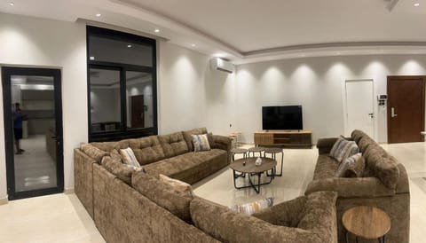 Communal lounge/ TV room, TV and multimedia, Living room, Seating area, Evening entertainment