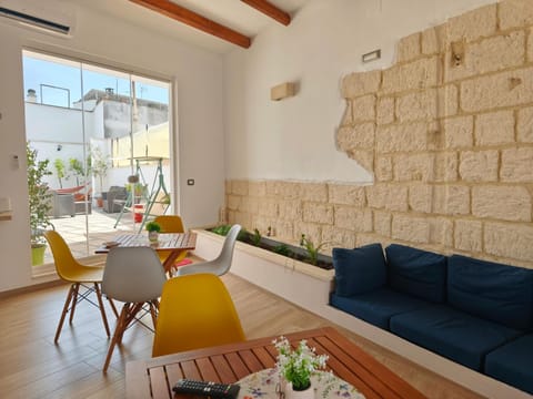 Patio, Restaurant/places to eat, Communal lounge/ TV room, Living room, Seating area, Dining area, Breakfast