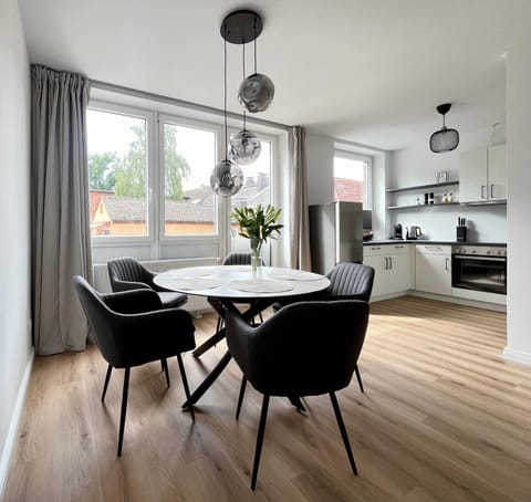 Kitchen or kitchenette, Living room, Seating area, Dining area