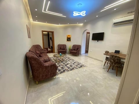 Communal lounge/ TV room, TV and multimedia, Living room, Seating area, air conditioner