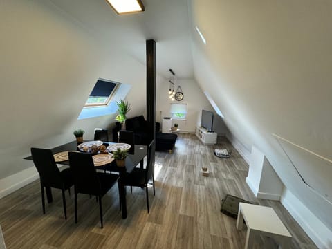 TV and multimedia, Living room, Seating area, Dining area