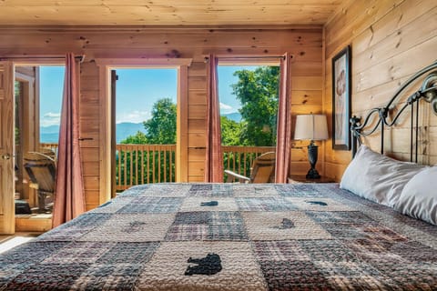 Million Views Theater Hot Tub Game Room House in Gatlinburg