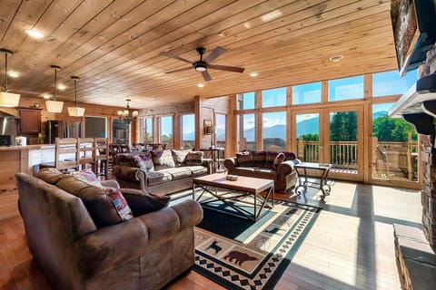 Million Views Theater Hot Tub Game Room House in Gatlinburg