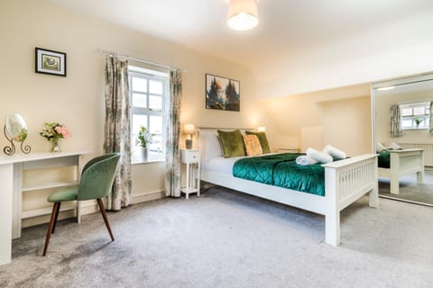 Bed, Seating area, Bedroom