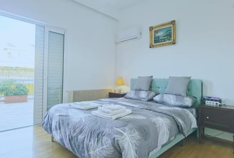 Bed, Photo of the whole room, Bedroom, towels