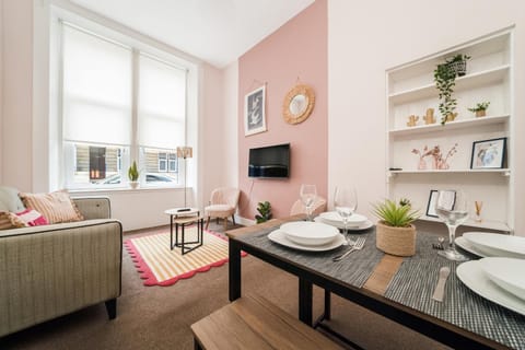 4 Beds - City Gateway Getaway with Free Parking Apartment in Glasgow