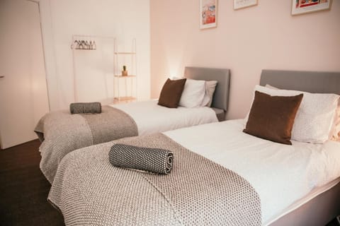 4 Beds - City Gateway Getaway with Free Parking Apartment in Glasgow