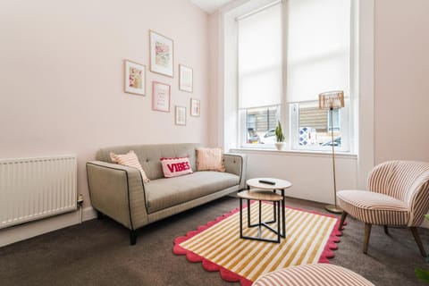 4 Beds - City Gateway Getaway with Free Parking Apartment in Glasgow