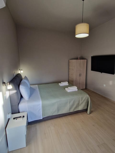 Bed, TV and multimedia, Bedroom, towels, wardrobe