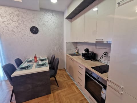 Kitchen or kitchenette, Dining area, minibar, oven, stove, toaster