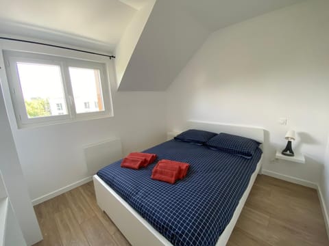 Bed, Photo of the whole room, Bedroom, towels, wardrobe