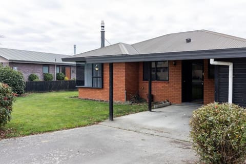 Property building, Day, Neighbourhood, Garden