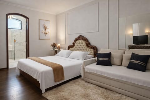 Bed, TV and multimedia, Photo of the whole room, Seating area, Bedroom