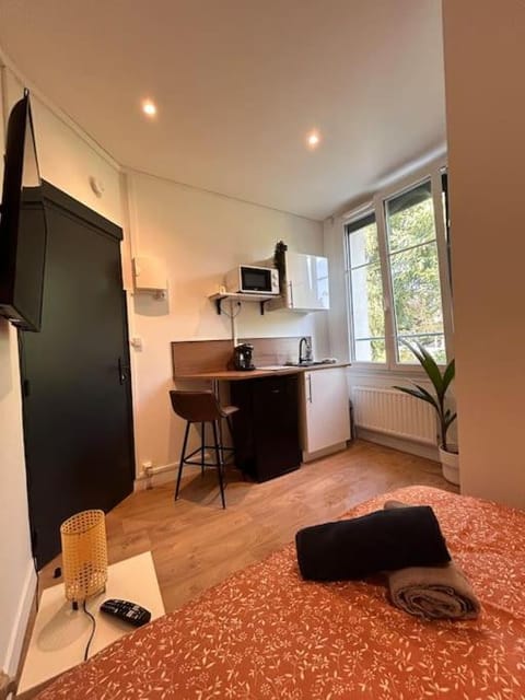 Bed, TV and multimedia, Kitchen or kitchenette, Dining area, Bedroom, stove