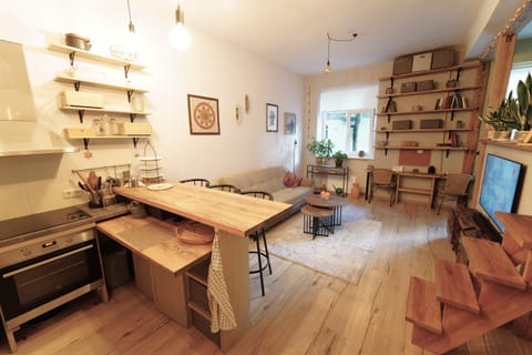 Communal lounge/ TV room, TV and multimedia, Kitchen or kitchenette, Living room, Seating area, Dining area, Evening entertainment