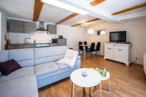 Kitchen or kitchenette, Living room, Seating area, Dining area