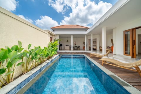 Property building, Day, Garden, Pool view, Swimming pool, Swimming pool, sunbed