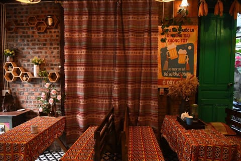 Restaurant/places to eat, Living room, Seating area, Dining area, Area and facilities