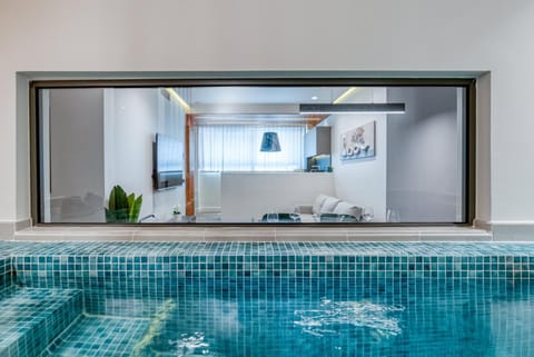 Hot Tub, Kitchen or kitchenette, Pool view