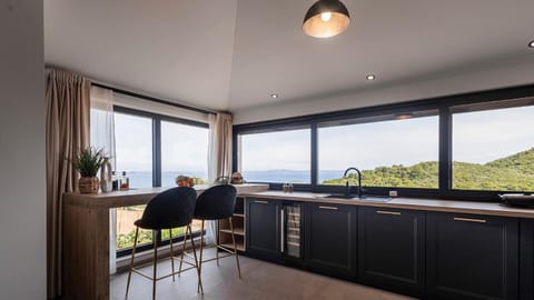 Kitchen or kitchenette, Seating area, Dining area