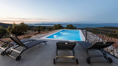 Property building, Garden, Balcony/Terrace, Seating area, Swimming pool