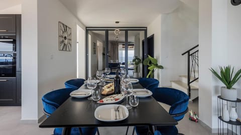 Seating area, Dining area