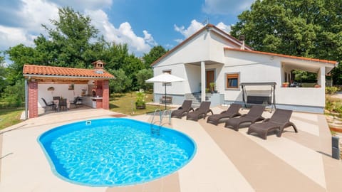 Property building, BBQ facilities, Garden, Balcony/Terrace, Seating area, Swimming pool