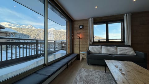 Balcony/Terrace, Living room, Mountain view