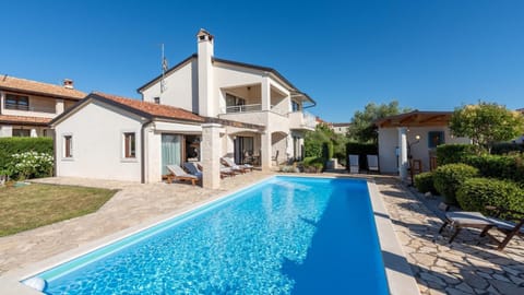 Property building, Garden, Balcony/Terrace, Seating area, Swimming pool